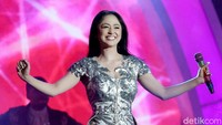 Dewi Perssik terpapar COVID-19 dan mengalami gejala aneh. Foto: Dok. detikHOT