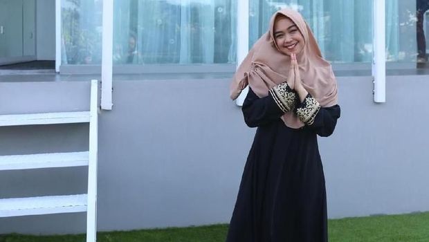 Ria Ricis saat syukuran rumah barunya (Pool/Ismail via Detikcom) Ria Ricis saat syukuran rumah barunya (Pool/Ismail via Detikcom)