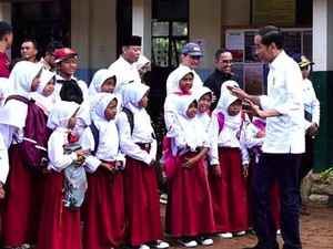 Saat Jokowi Ajari Anak-anak Tanggap Gempa