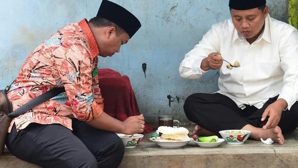 Jajan Baso Cuanki hingga Lotek, Ini Gaya Kulineran Wagub Jabar Kang Uu