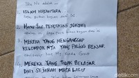 Ahmad Dhani juga nampak membawa selembar kertas berisi tulisan tangan tentang keislamannya. Dalam selembar surat tersebut, Dhani seolah membeberkan jenis-jenis Nahdlatul Ulama (NU).
