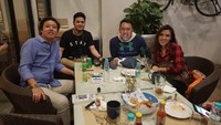 Bersama sang suami, Rey terlihat asyik ngumpul bareng sambil makan malam bersama sekaligus membicarakan konten YouTube terbaru mereka. Foto: Instagram @reyutami