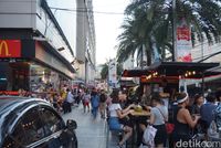 Suasana sore di bagian depan mal (Shinta/detikTravel)