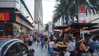 Traveler juga bisa nongkrong di bagian luarnya lho (Shinta/detikTravel)