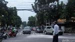 Bahaya! Kabel Semrawut Ini Putus Gegara Terbakar