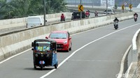 Pengawasan aparat petugas di jalan layang non tol (JLNT) Kampung Melayu-Tanah Abang atau Casablanca, kini semakiin hilang.