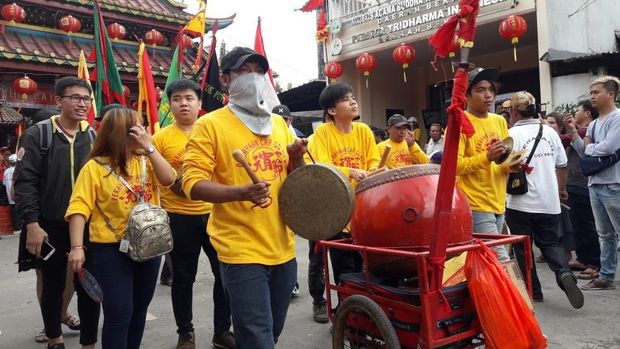 Warga memadati di sepanjang rute pawai.