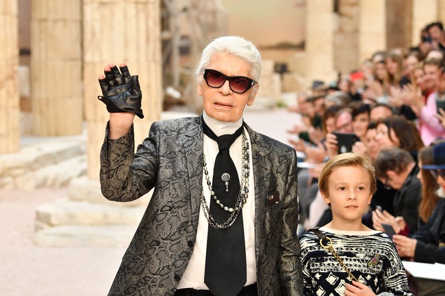 Rambut Karl Lagerfeld mulai memutih pada 1995, atau saat usianya 62 tahun. Namun ia memilih tampil dengan rambut putih ketimbang mengecatnya memakai warna lain. Foto: Getty Images