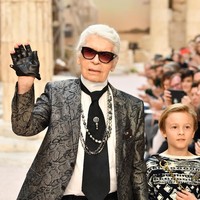 Rambut Karl Lagerfeld mulai memutih pada 1995, atau saat usianya 62 tahun. Namun ia memilih tampil dengan rambut putih ketimbang mengecatnya memakai warna lain. Foto: Getty Images