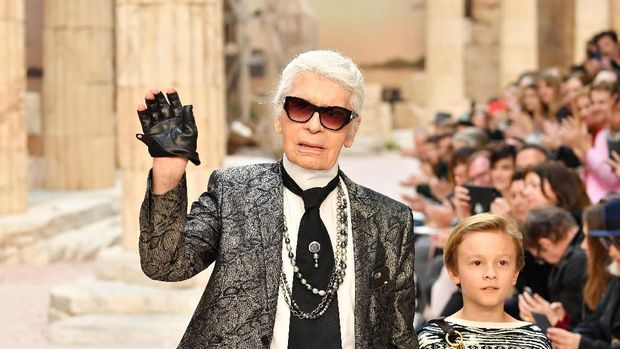 PARIS, FRANCE - OCTOBER 04:  Designer Karl Lagerfeld walks the runway during the Chanel show as part of the Paris Fashion Week Womenswear Spring/Summer 2017  on October 4, 2016 in Paris, France.  (Photo by Pascal Le Segretain/Getty Images)