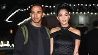 Juara dunia Lewis Hamilton pun sampai dibuat kepincut oleh Nicole Scherzinger dan mereka pun mulai berpacaran pada 2007. (dok. Getty Images)