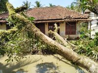 72 Rumah Rusak Diterjang Hujan Angin di Ciamis
