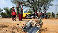 Korban luka itu merupakan pilot lain yang berhasil melontarkan diri keluar dari pesawat usai tabrakan terjadi. Satu korban luka lainnya merupakan seorang warga sipil yang terkena puing pesawat yang terlempar usai tabrakan terjadi. REUTERS/Stringer.
