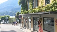 Sririta Jensen berfoto di kawasan Lake Como, Italia. (sriritajensen/Instagram)