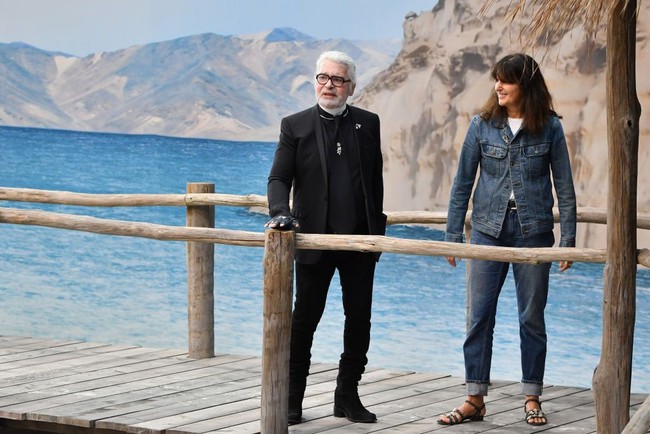 Karl Lagerfeld diketahui tidak terlalu mengikuti teknologi. Kepada majalah Vogue, ia mengatakan, Aku tidak memakai ponsel. Aku membaca, aku menulis, suka pakai faksimili, aku suka menulis catatan. Aku benci bertelepon, menurutku itu mengganggu, tuturnya. Foto: Getty Images