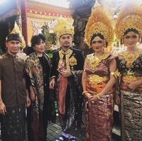 Desainer Anne Avantie ikut terlibat dalam gelaran royal wedding Bali ini. Terlibat dalam Prosesi pernikahan putra @krisnaoleholehbali .. ❤️@berlinbramantara dan @anniefransisca ., adalah sebuah kebagiaan dan berkat tersendiri ..🙏🏻🙏🏻>>semoga kehabagiaan dan cinta kasih menyertai sampai akhir hayat - Rahajeng Pawiwahan Annie dan Berlin, demikian desainer yang terkenal akan rancangan kebayanya itu menulis di Instagram. Foto: Dok. Anne Avantie.