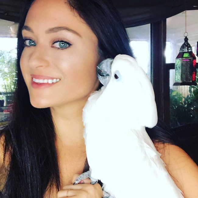 Tinggal bersama 90 hewan, Adri mengaku bisa menghabiskan biaya USD 10 ribu atau sekitar Rp 141 per tahun. Biaya itu digunakan untuk dokter hewan dan makanan. Foto: Instagram/@adrirachelle