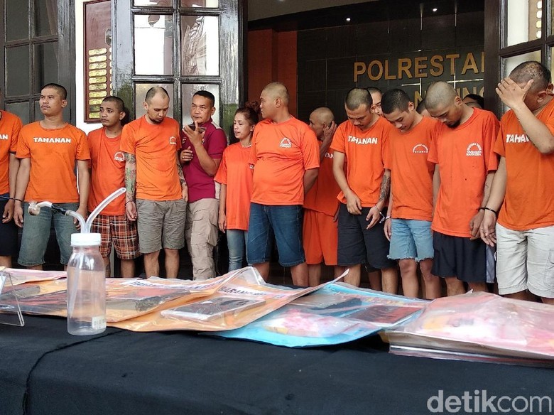 Polisi Sita 201 Gram Sabu dan 225 Butir Ekstasi di Bandung Polisi Sita 201 Gram Sabu dan 225 Butir Ekstasi di Bandung