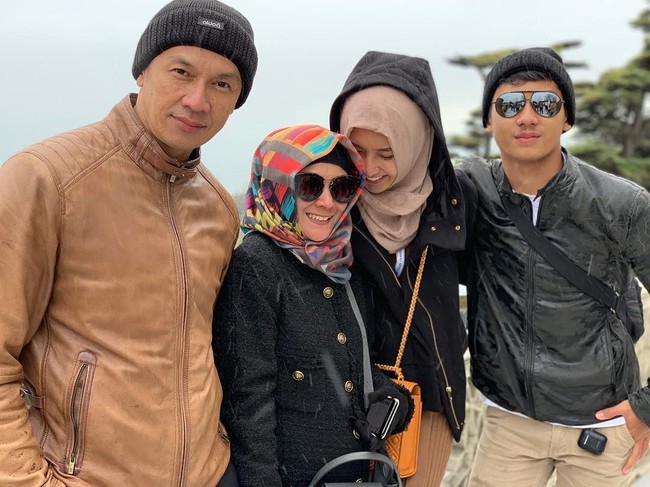 Baru-baru ini, Kevin Liliana melakukan ibadah umrah bersama keluarganya. Dalam perjalanan ibadah itu, ia tampil memakai hijab. Foto: Instagram/kevinlln