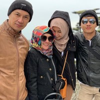 Baru-baru ini, Kevin Liliana melakukan ibadah umrah bersama keluarganya. Dalam perjalanan ibadah itu, ia tampil memakai hijab. Foto: Instagram/kevinlln