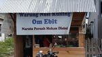 Kreatif! Ini Penjual Makanan yang Pakai Kostum dan Spanduk Kartun Populer