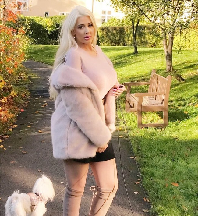 Setelah melakukan operasi payudara, bokong hingga melakukan vermak di sana-sini, Sindy mengaku sangat bahagia dengan hidupnya sekarang. Foto: Instagram (@sindystarlet)