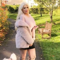 Setelah melakukan operasi payudara, bokong hingga melakukan vermak di sana-sini, Sindy mengaku sangat bahagia dengan hidupnya sekarang. Foto: Instagram (@sindystarlet)