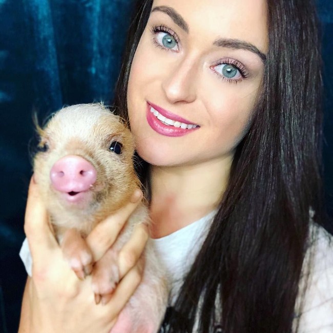 Setiap malam, Adri akan berbagi kamar tidur dengan beberapa hewan kesayangan yang memang bisa dibawa masuk ke rumah. Beberapa di antaranya anjing, babi dan kucing. Sebelumnya, dia juga pernah tidur bersama tikus. Foto: Instagram/@adrirachelle