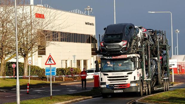 A lorry with car carrier trailer leaves the Honda car plant in Swindon, Britain, February 18, 2019. REUTERS/Eddie Keogh