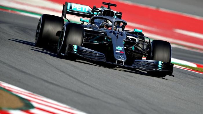 Lewis Hamilton masih beradaptasi dengan mobil baru Mercedes untuk F1 2019, W10 (Foto: Mark Thompson/Getty Images) Lewis Hamilton masih beradaptasi dengan mobil baru Mercedes untuk F1 2019, W10 (Foto: Mark Thompson/Getty Images)