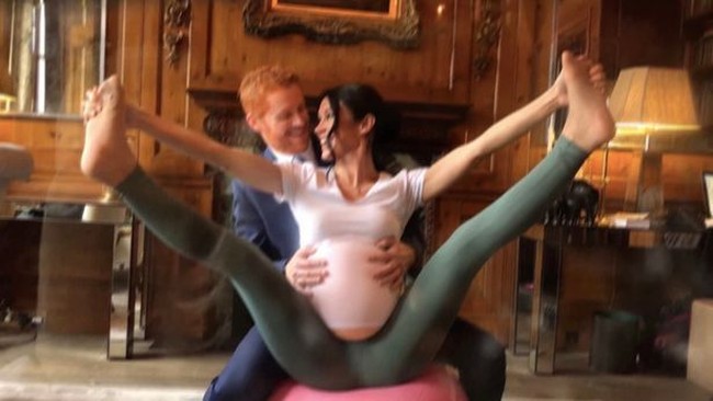 Meghan Markle dan Pangeran Harry tengah menunggu kelahiran anak pertama mereka dalam beberapa minggu ini. Fotografer Alison Jackson membuat foto-foto kocak yang menampilkan Meghan Markle dan Pangeran Harry versi KW alias palsu. Foto: dok. Alison Jackson