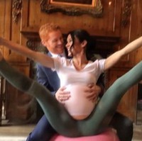 Meghan Markle dan Pangeran Harry tengah menunggu kelahiran anak pertama mereka dalam beberapa minggu ini. Fotografer Alison Jackson membuat foto-foto kocak yang menampilkan Meghan Markle dan Pangeran Harry versi KW alias palsu. Foto: dok. Alison Jackson