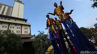 Festival ini pun dimeriahkan dengan berbagai pertunjukan seperti tari dan musik khas Tionghoa, wayang potehi, barongsai, liong hingga pameran lukisan.