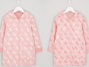 Gemas! Jaket Unicorn Ini Bisa Berubah Warna Saat Kena Air