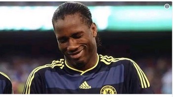 Foto senyuman Didier Drogba, legenda Chelsea, pun ikut meramaikan meme. (Foto: Internet/Twitter)