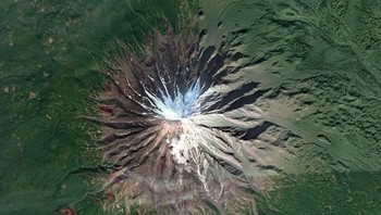Ini disebutnya sebagai gunung berapi simetris di semenanjung Kamchatka di Rusia. Ada lingkaran-lingkaran merah di sisinya yang menarik. Foto: boredpanda