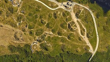 Kawah-kawah yang tercipta dari ledakan bom saat perang dunia 2 di Normandy. Foto: boredpanda