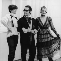 Ada alasan tertentu kenapa Karl Lagerfeld bertahan dengan rambut kuncir kuda selama puluhan tahun. Kepada majalah M, ia mengaku bosan dengan rambutnya yang panjang dan keriting. Akhirnya pria penyayang kucing ini menguncir rambutnya ke belakang. Foto: Getty Images