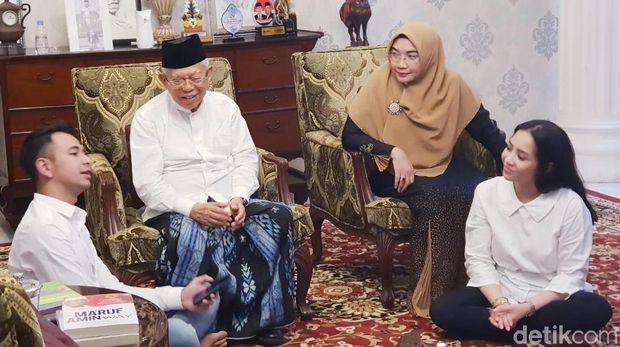 Raffi Ahmad dan Nagita Slavina berbincang dengan cawapres Ma'ruf Amin.