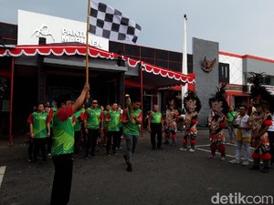 Sambutan Tari Topeng untuk Kirab Api Cinta Jokowi-Maruf di Boyolali