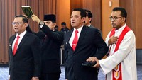 Ryamizard Ryacudu juga melantik Laksamana Pertama TNI A Budiharja Raden (kanan) menjadi staf ahli Menhan bidang politik. Istimewa/Kemenhan.