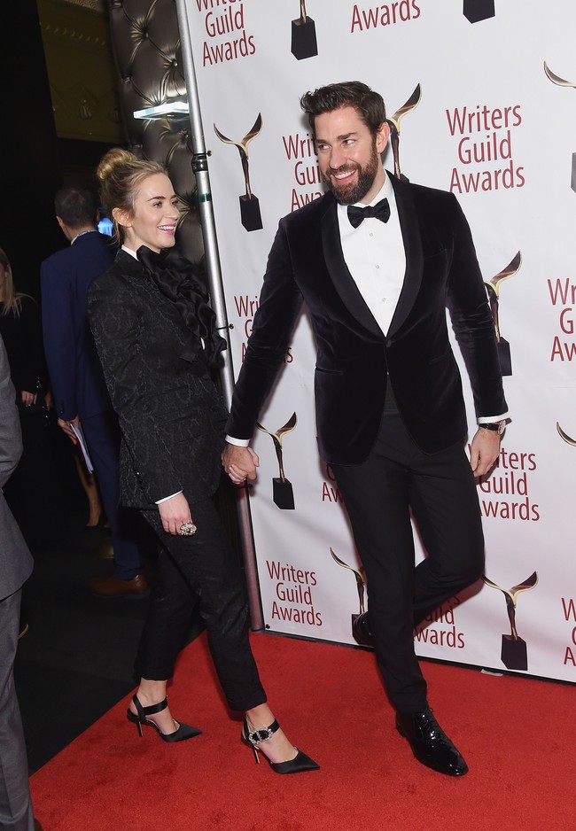 Saat berpose di karpet merah, sejoli ini tak ragu untuk memamerkan kemesraan mereka. Sesekali John merangkul sang istri di hadapan para fotografer memotret mereka. Foto: Getty Images