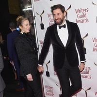 Saat berpose di karpet merah, sejoli ini tak ragu untuk memamerkan kemesraan mereka. Sesekali John merangkul sang istri di hadapan para fotografer memotret mereka. Foto: Getty Images