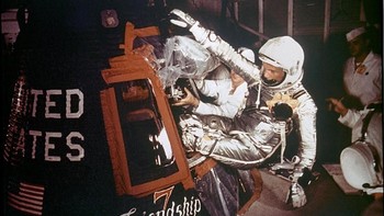John Glenn masuk ke dalam kapsul wahana antariksa Friendship 7 pada 20 Februari 1962. (Foto: Hulton Archive/Getty Images)