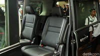 Mobil ini hadir dengan kabin luas dan nyaman. Keluarga dapat menikmati kenyamanan maksimum dengan adanya captain seat berbalut kulit, dan tujuh colokan USB pada setiap baris kursi menjadikan mobil ini berbeda dari mobil lain di segmennya.
