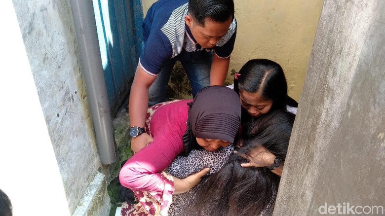 Ketemu Ibu, TKW Diah Jatuh Pingsan Ketemu Ibu, TKW Diah Jatuh Pingsan
