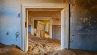 Jika mencari salah satu kota hantu yang paling populer di dunia, maka Kolmanskop di Namibia adalah jawabannya. Kota ini berada di gurun pasir yang banyak bangunannya sudah hancur (iStock)
