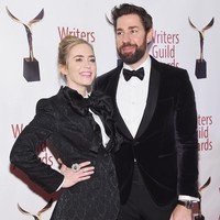 Ibu dua anak ini lalu menyempurnakan gayanya dengan pointed heels dari Jimmy Choo, berikut cincin dengan statement ring yang dihiasi beberapa butiran mutiara berukuran besar. Foto: Getty Images