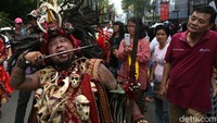 Yang ditunggu-tunggu pun tiba, atraksi tatung dipamerkan para peserta.