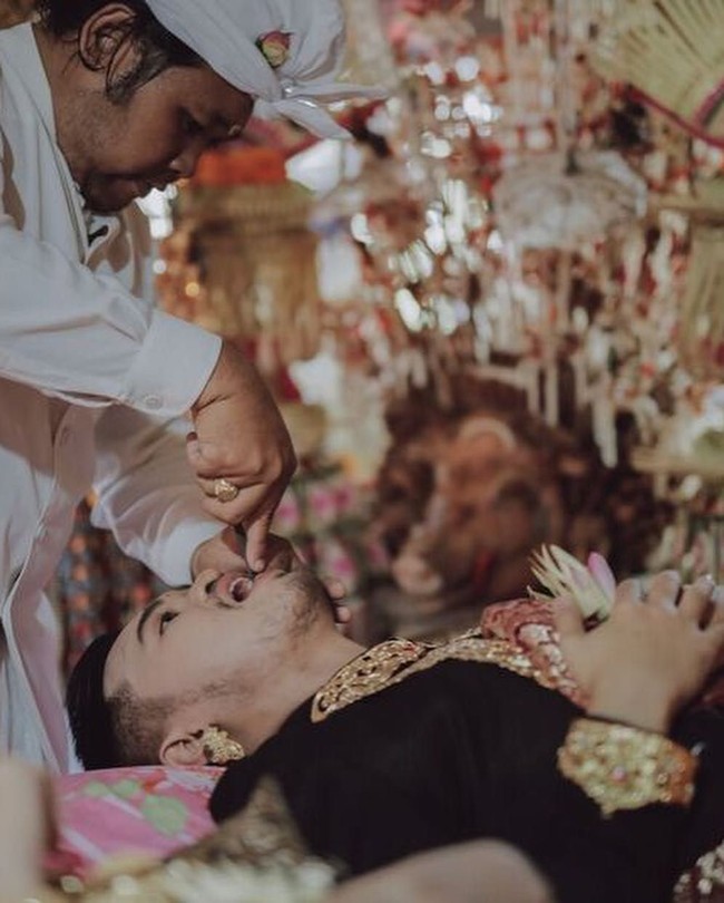 Prosesi kikir gigi yang disebut metatah, mepandes atau mesangih juga dilalui pasangan royal wedding Bali ini.  Foto: Instagram @Allseasonsphoto, Instagram @rivieraeventorganizer